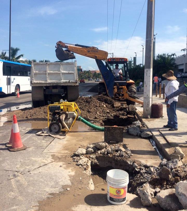 Repara Seapal línea de agua potable en la Avenida de Ingreso