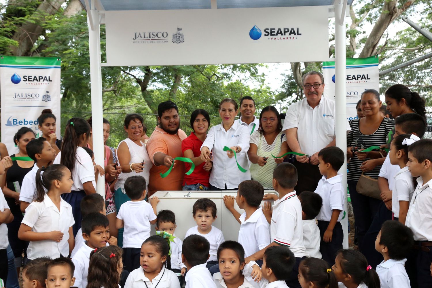 Entrega Seapal Bebederos en escuelas de Arboledas y Colinas del Valle