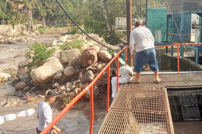 Realizan trabajos para mejorar producción de agua en zona centro