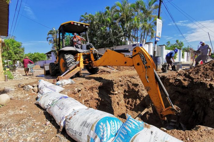 Avanza rehabilitación de líneas de agua potable en calle Pedro Moreno