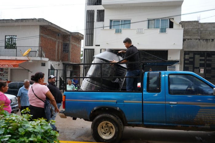 Entrega El Profe Michel 110 tinacos a habitantes de la zona de Volcanes