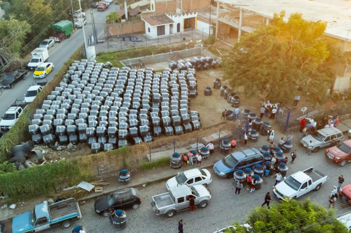 Entrega SEAPAL 570 tinacos más a familias vallartenses