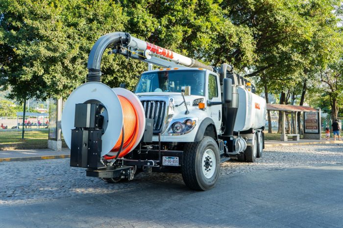 Entregan camión equipado para el desazolve de redes sanitarias
