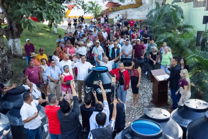 Octava entrega de tinacos beneficia a 200 familias más